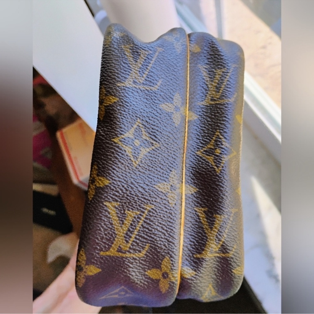 Louis Vuitton Amazone Monogram crossbody bag featuring the iconic brown canvas - Picture 9 of 12